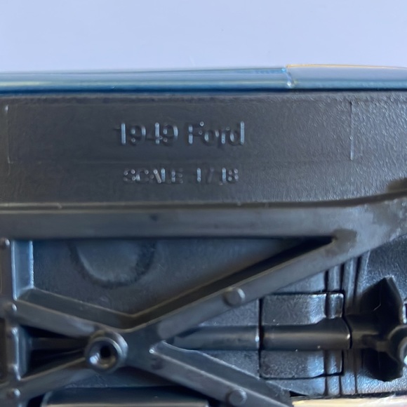 1949 Ford Convertible Blue Scale 1/18 Diecast Model Car by Maisto - Picture 7 of 11